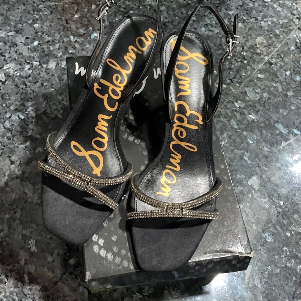 NWT Elegant Mid Heel Suede shoe